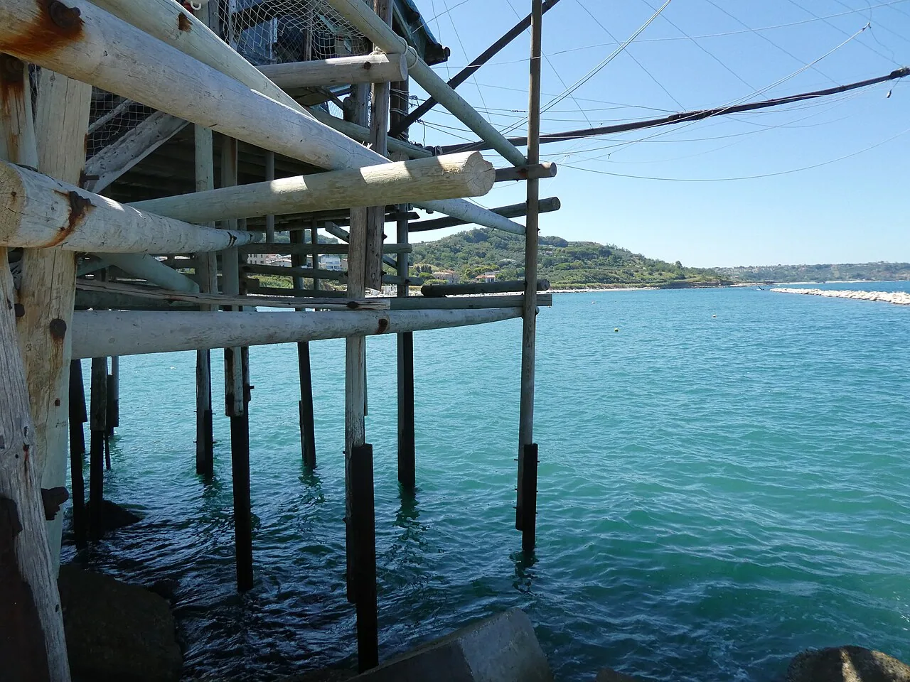 Un trabocco a San Vito Marina, visto dalla riva